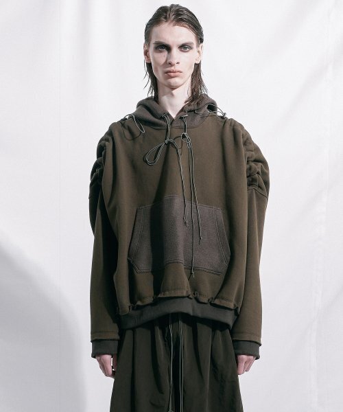ASPARAGUS(アスパラガス)の「プリーツショルダーフードパーカー カーキ(パーカー・メンズ・その他・SMALL/MEDIUM/LARGE/X-SMALL)」の1枚目の写真