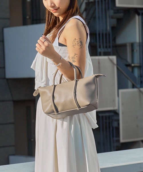 AO2(アオズ)の「Round-Shaped Faux Leather 2-Way Handbag / ラウンド型 フェイクレザー 2WAYハンドバッグ 秋 秋服 2026年秋冬(ショルダーバッグ・レディース・グレー/ブラック/ホワイト/ブラウン/ベージュ・FREE)」の3枚目の写真