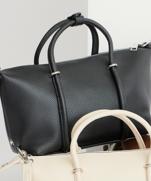 AO2(アオズ)の「Round-Shaped Faux Leather 2-Way Handbag / ラウンド型 フェイクレザー 2WAYハンドバッグ 秋 秋服 2026年秋冬(ショルダーバッグ・レディース・グレー/ブラック/ホワイト/ブラウン/ベージュ・FREE)」の1枚目の写真