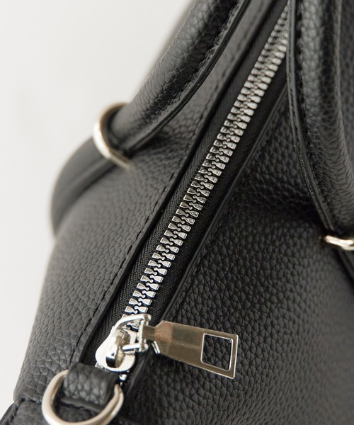 AO2(アオズ)の「Round-Shaped Faux Leather 2-Way Handbag / ラウンド型 フェイクレザー 2WAYハンドバッグ 秋 秋服 2026年秋冬(ショルダーバッグ・レディース・グレー/ブラック/ホワイト/ブラウン/ベージュ・FREE)」の15枚目の写真