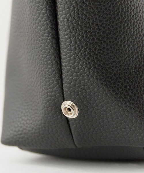 AO2(アオズ)の「Round-Shaped Faux Leather 2-Way Handbag / ラウンド型 フェイクレザー 2WAYハンドバッグ 秋 秋服 2026年秋冬(ショルダーバッグ・レディース・グレー/ブラック/ホワイト/ブラウン/ベージュ・FREE)」の14枚目の写真