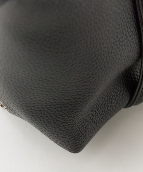 AO2(アオズ)の「Round-Shaped Faux Leather 2-Way Handbag / ラウンド型 フェイクレザー 2WAYハンドバッグ 秋 秋服 2026年秋冬(ショルダーバッグ・レディース・グレー/ブラック/ホワイト/ブラウン/ベージュ・FREE)」の13枚目の写真