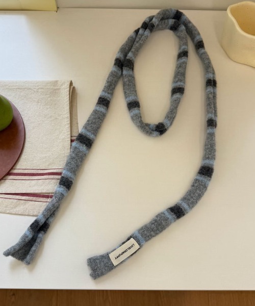 Vipoa(ヴィポア)の「ボーダーロングスキニーマフラー(マフラー・レディース・レッド系その他/ブラック/グレー系その他/ブルー・FREE)」の2枚目の写真