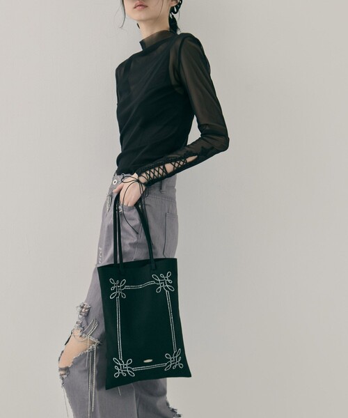 tanakadaisuke(タナカダイスケ)の「【tanakadaisuke/タナカダイスケ】Rhinestone frame tote bag/ラインストーンフレームトートバッグ(トートバッグ・レディース・ブラック/グレー・FREE)」の5枚目の写真