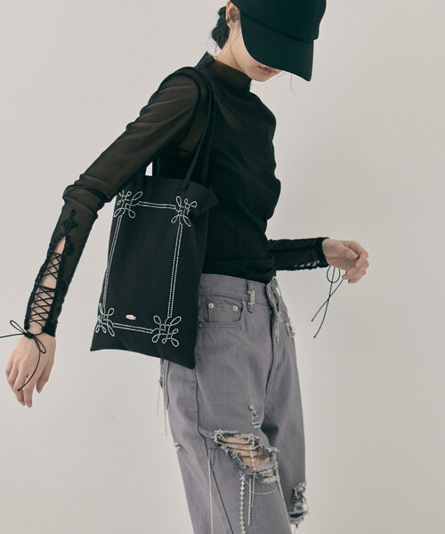 tanakadaisuke(タナカダイスケ)の「【tanakadaisuke/タナカダイスケ】Rhinestone frame tote bag/ラインストーンフレームトートバッグ(トートバッグ・レディース・ブラック/グレー・FREE)」の6枚目の写真
