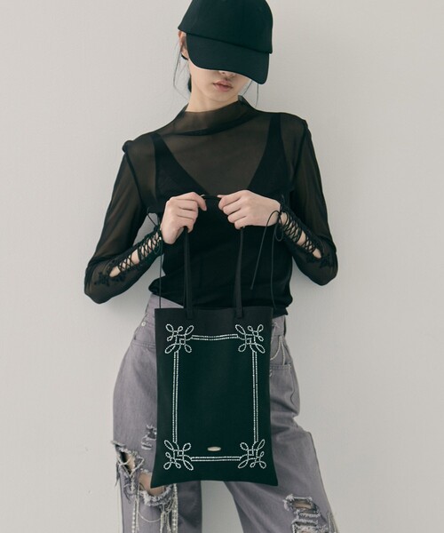 tanakadaisuke(タナカダイスケ)の「【tanakadaisuke/タナカダイスケ】Rhinestone frame tote bag/ラインストーンフレームトートバッグ(トートバッグ・レディース・ブラック/グレー・FREE)」の7枚目の写真
