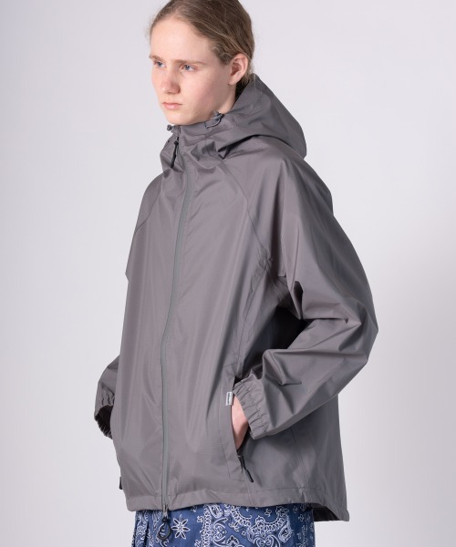 rehacer(レアセル)の「rehacer : Cloud Shell Jacket / クラウド シェル ジャケット(マウンテンパーカー・メンズ・ブラック/グレー・X-LARGE/MEDIUM/SMALL)」の4枚目の写真