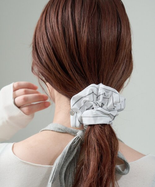 mystic（ミスティック）の「チャーム付きストライプシュシュ（シュシュ・レディース・オフホワイト/ブルー・ONE SIZE）」の2枚目の写真