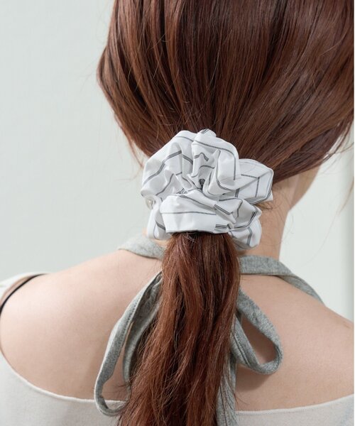 mystic（ミスティック）の「チャーム付きストライプシュシュ（シュシュ・レディース・オフホワイト/ブルー・ONE SIZE）」の3枚目の写真