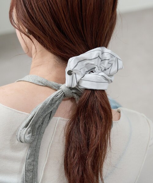 mystic（ミスティック）の「チャーム付きストライプシュシュ（シュシュ・レディース・オフホワイト/ブルー・ONE SIZE）」の5枚目の写真