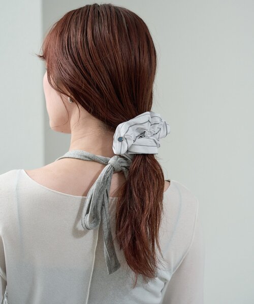 mystic（ミスティック）の「チャーム付きストライプシュシュ（シュシュ・レディース・オフホワイト/ブルー・ONE SIZE）」の6枚目の写真