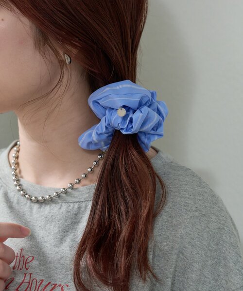 mystic（ミスティック）の「チャーム付きストライプシュシュ（シュシュ・レディース・オフホワイト/ブルー・ONE SIZE）」の8枚目の写真