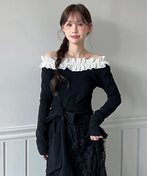 by muni:r(バイ ムニール)の「【2way・着用動画あり】ドットフリルオフショルダーリボンTシャツ(Tシャツ/カットソー・レディース・グレー/ブラック/ホワイト・FREE)」の2枚目の写真