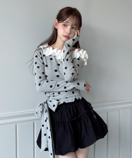 by muni:r(バイ ムニール)の「【2way・着用動画あり】ドットフリルオフショルダーリボンTシャツ(Tシャツ/カットソー・レディース・グレー/ブラック/ホワイト・FREE)」の5枚目の写真
