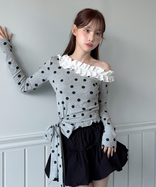 by muni:r(バイ ムニール)の「【2way・着用動画あり】ドットフリルオフショルダーリボンTシャツ(Tシャツ/カットソー・レディース・グレー/ブラック/ホワイト・FREE)」の6枚目の写真
