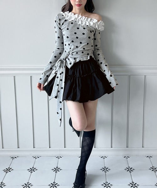 by muni:r(バイ ムニール)の「【2way・着用動画あり】ドットフリルオフショルダーリボンTシャツ(Tシャツ/カットソー・レディース・グレー/ブラック/ホワイト・FREE)」の10枚目の写真