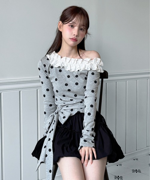 by muni:r(バイ ムニール)の「【2way・着用動画あり】ドットフリルオフショルダーリボンTシャツ(Tシャツ/カットソー・レディース・グレー/ブラック/ホワイト・FREE)」の12枚目の写真