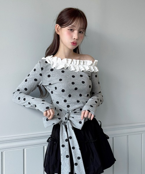 by muni:r(バイ ムニール)の「【2way・着用動画あり】ドットフリルオフショルダーリボンTシャツ(Tシャツ/カットソー・レディース・グレー/ブラック/ホワイト・FREE)」の4枚目の写真