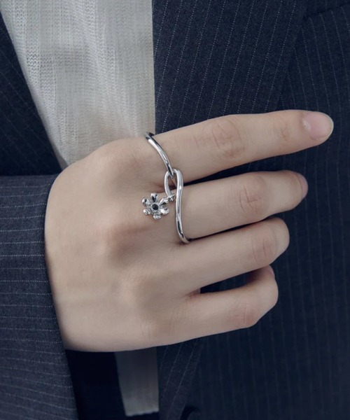 GOLDY(ゴールディ)の「【GOLDY】RING フラワーチャームインフィンティリング 5260308(リング・レディース・シルバー×ゴールド/ゴールド/シルバー・FREE)」の13枚目の写真