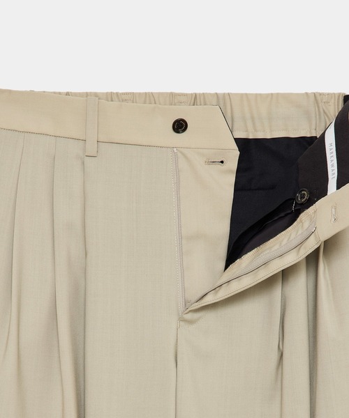markaware（マーカウェア）の「TRIPLE PLEATED WIDE TROUSERS（スラックス・メンズ・ベージュ/ブラック・1/2）」の3枚目の写真