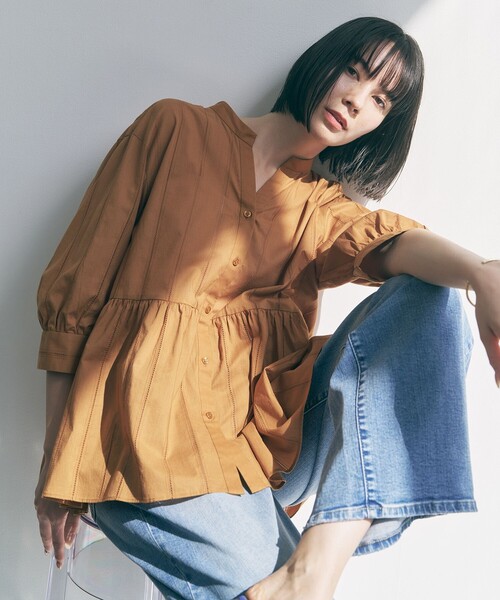 UNFILO(アンフィーロ)の「【野呂佳代さん着用】ペプラム ギャザーブラウス(シャツ/ブラウス・レディース・スカイブルー系/レッド系/ホワイト系/ブラック系/黄土色系/ベージュ系1/サックスブルー系1・SMALL/MEDIUM)」の4枚目の写真