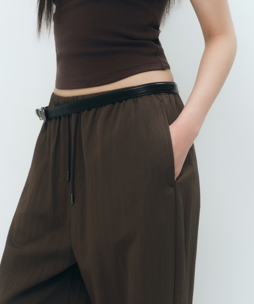 MUSINSA STANDARD WOMAN（ムシンサスタンダードウーマン）の「ウィメンズ RN ワイドバンディングパンツ [ダークブラウン]（その他パンツ・レディース・その他・X-SMALL/SMALL/MEDIUM/LARGE）」の8枚目の写真