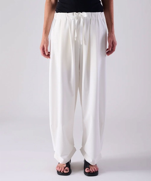 COGTHEBIGSMOKE(コグザビッグスモーク)の「【COGTHEBIGSMOKE/コグザビッグスモーク】NIRVANA TUCKED HEM TROUSERS/タックギャザーボリュームパンツ(その他パンツ・レディース・ホワイト/ブラック・1)」の4枚目の写真