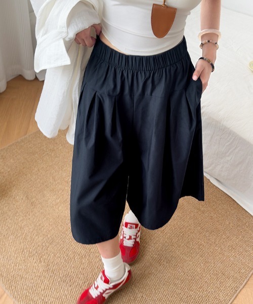 Vipoa(ヴィポア)の「シンプルワイドハーフパンツ(その他パンツ・レディース・ホワイト/ネイビー・FREE)」の2枚目の写真