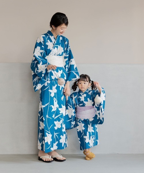 フェリシモMama(フェリシモママ)の「Moredde 着付けいらずで着脱簡単 綿100%の大人気分な本格二部式浴衣〈百合紺青〉(浴衣・キッズ・ネイビー系・1/2/3)」の5枚目の写真