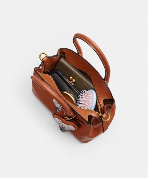 COACH（コーチ）の「【COACH | BRAIN DEAD】エンパイア キャリーオール バッグ 21・カチ マウス アンド チャーム（ショルダーバッグ・レディース・ブラウン系その他・ONE）」の6枚目の写真