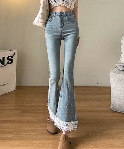 &soiree(アンドソワレ)の「裾レースパール付フレアデニムパンツ(デニムパンツ・レディース・ブルー・X-LARGE/LARGE/MEDIUM/SMALL/X-SMALL)」の1枚目の写真