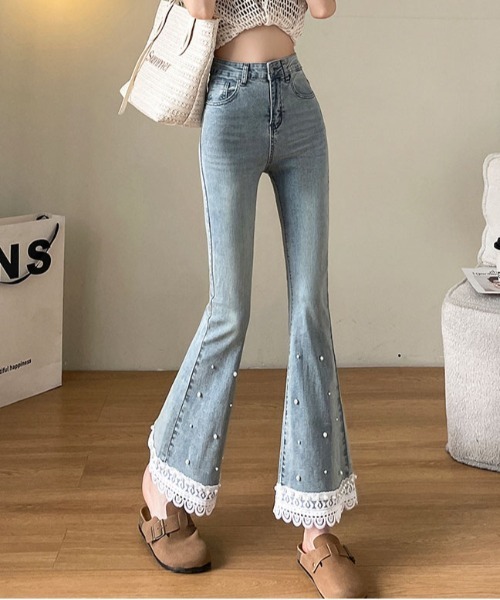 &soiree(アンドソワレ)の「裾レースパール付フレアデニムパンツ(デニムパンツ・レディース・ブルー・X-LARGE/LARGE/MEDIUM/SMALL/X-SMALL)」の2枚目の写真