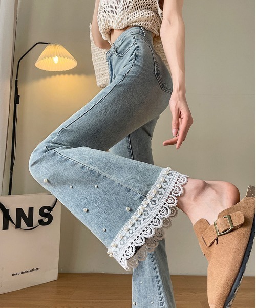 &soiree(アンドソワレ)の「裾レースパール付フレアデニムパンツ(デニムパンツ・レディース・ブルー・X-LARGE/LARGE/MEDIUM/SMALL/X-SMALL)」の3枚目の写真