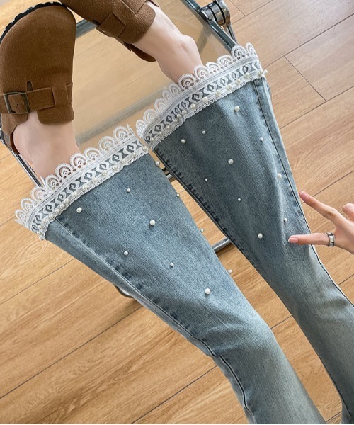 &soiree(アンドソワレ)の「裾レースパール付フレアデニムパンツ(デニムパンツ・レディース・ブルー・X-LARGE/LARGE/MEDIUM/SMALL/X-SMALL)」の4枚目の写真