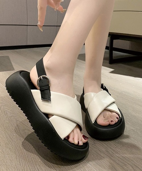 ADDITION STORE（アディションストア）の「＼ヒールフラップとボリュームシルエットが♪／ 厚底フラットソール クロスフラップサンダル / プラス４cm（サンダル・レディース・ブラック/オフホワイト・23/24.5/24/23.5/25）」の4枚目の写真