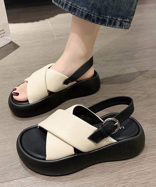 ADDITION STORE（アディションストア）の「＼ヒールフラップとボリュームシルエットが♪／ 厚底フラットソール クロスフラップサンダル / プラス４cm（サンダル・レディース・ブラック/オフホワイト・23/24.5/24/23.5/25）」の7枚目の写真