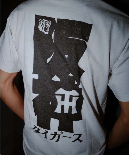 ROOPTOKYO(ループトウキョウ)の「AYT×阪神タイガース プリントデザイン グラフィック 半袖Tシャツ メンズ 野球 ベースボール 2026年夏 夏服(Tシャツ/カットソー・メンズ・ホワイト/ブラック・M/L/XL)」の2枚目の写真