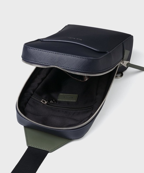 Paul Smith（ポールスミス）の「シグネチャーストライププラー ボディバッグ【553404 N074B】（ボディバッグ/ウエストポーチ・メンズ・ネイビー/ブラック・FREE）」の4枚目の写真