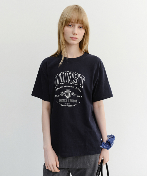 DUNST(ダンスト)の「UNISEX CUPID ARCH LOGO T-SHIRT_UDTS6B129_FRENCH NAVY(Tシャツ/カットソー・レディース・ネイビー・X-LARGE/XX-LARGE/X-SMALL/SMALL/MEDIUM/LARGE)」の1枚目の写真