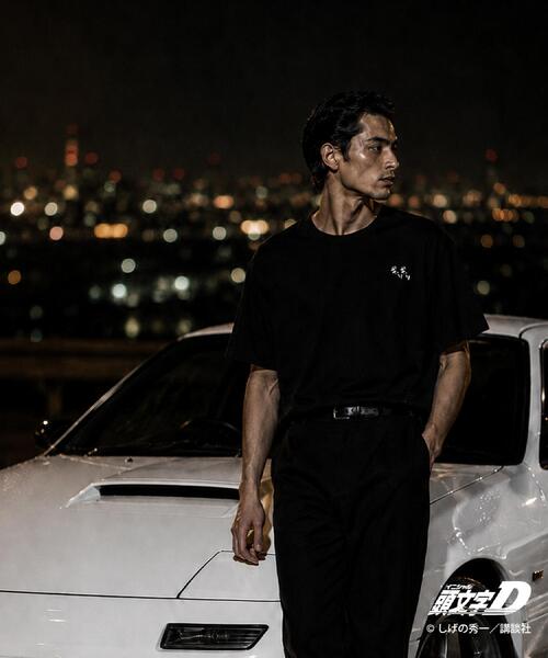 THE SHOP TK （ザ ショップ ティーケー ）の「頭文字D 別注 『タカハシ』 グラフィック半袖Tシャツ ステッカー＆チャーム付き（Tシャツ/カットソー・メンズ・オフホワイト/ブラック・02/04/03）」の4枚目の写真