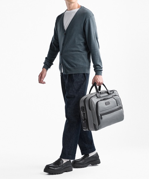 TUMI(トゥミ)の「TUMI ALPHA(アルファ) ミディアム・15インチ・エクスパンダブル・ブリーフケース(A4/PC15インチまで対応)(ビジネスバッグ・メンズ・シルバーグレー・FREE)」の2枚目の写真