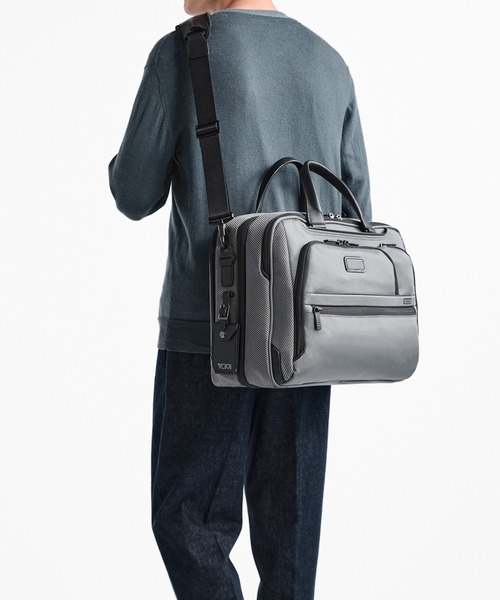 TUMI(トゥミ)の「TUMI ALPHA(アルファ) ミディアム・15インチ・エクスパンダブル・ブリーフケース(A4/PC15インチまで対応)(ビジネスバッグ・メンズ・シルバーグレー・FREE)」の3枚目の写真