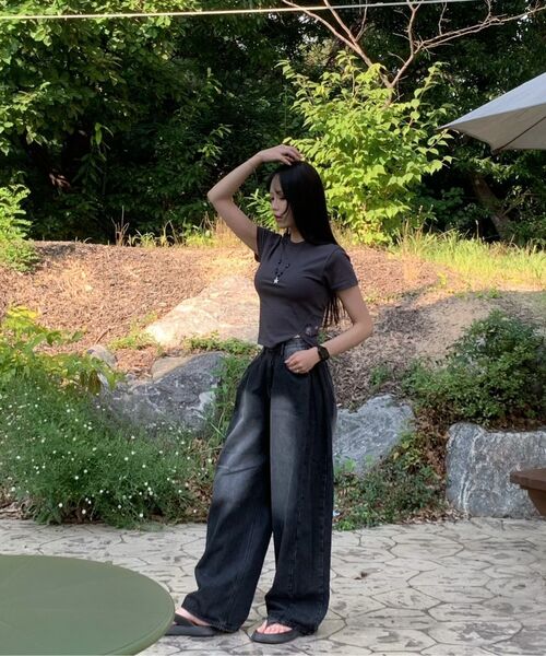S'EST(エスイーエスティー)の「Side Slit Slim Fit T-shirts Charcoal(Tシャツ/カットソー・レディース・チャコールグレー・SMALL)」の3枚目の写真