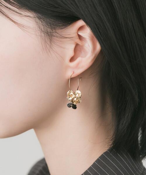 SMELLY(スメリー)の「メタルフラワーナローフープピアス(ピアス(両耳用)・レディース・ゴールド系その他・-)」の1枚目の写真