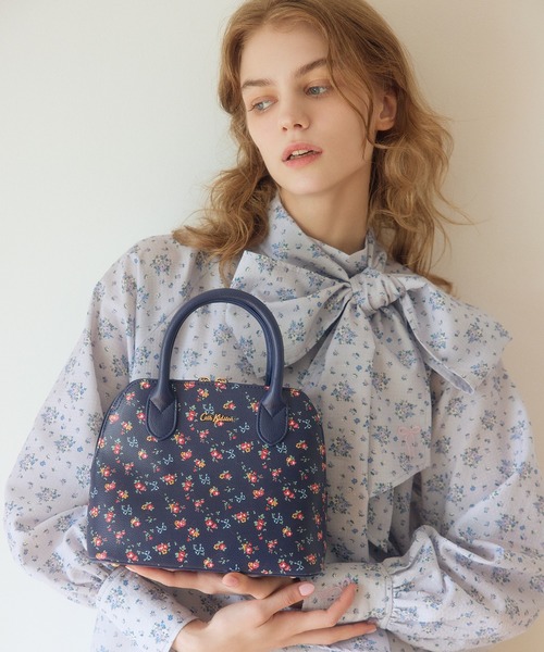 Cath Kidston(キャスキッドソン)の「2WAYプリントハンドバッグ Lace Sprigs(ハンドバッグ・レディース・ネイビー/アイボリー・FREE)」の2枚目の写真