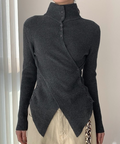AMAJI(アマジ)の「ハイネック アシメ ボタン ニットトップス(ニット/セーター・レディース・ブラウン/ホワイト/ブラック/ネイビー/ダークグレー/レッド・FREE)」の3枚目の写真
