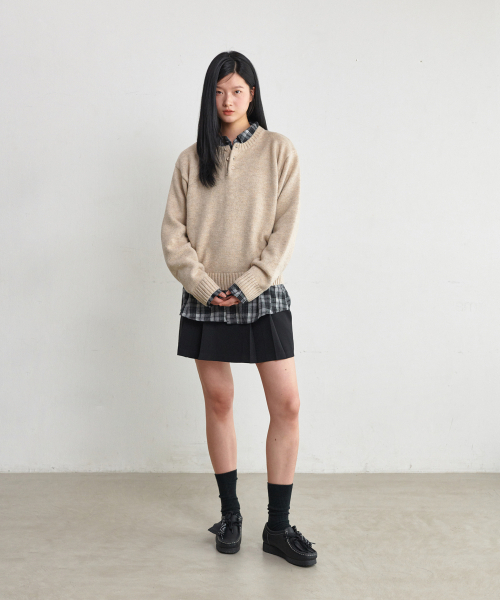 GLW(ジーエルダブリュ)の「ユニセックス オーバーサイズ ボタンヘンリーネックニット ベージュ(ニット/セーター・レディース・その他・SMALL/MEDIUM/LARGE/X-LARGE)」の2枚目の写真