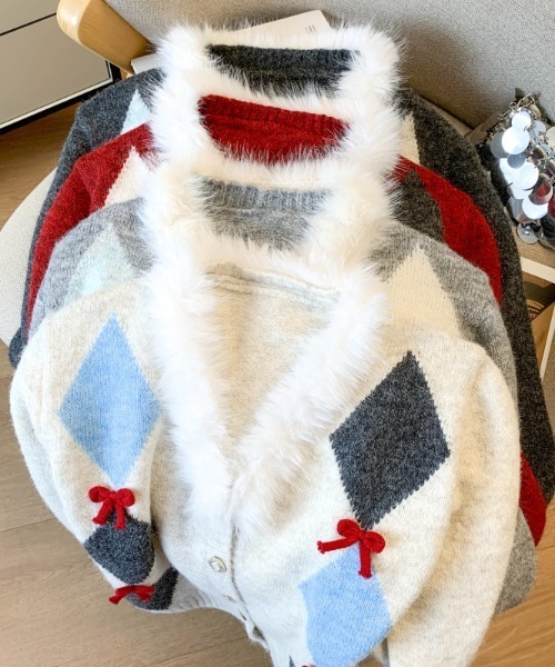 AMAJI(アマジ)の「アーガイル柄 ファーカラー ニットトップス(ニット/セーター・レディース・ダークグレー/ベージュ/レッド/ライトグレー・FREE)」の5枚目の写真