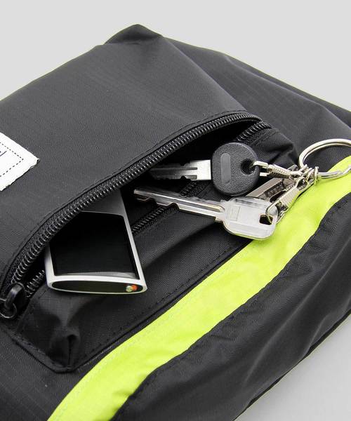 REGiSTA（レジスタ）の「【REGiSTA/レジスタ】PVC ウエストポーチ / ウエストバッグ（ボディバッグ/ウエストポーチ・メンズ・ブラック/ネイビー/イエロー系その他/グレー/レッド・FREE）」の6枚目の写真