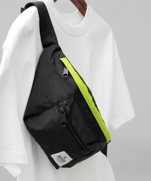 REGiSTA（レジスタ）の「【REGiSTA/レジスタ】PVC ウエストポーチ / ウエストバッグ（ボディバッグ/ウエストポーチ・メンズ・ブラック/ネイビー/イエロー系その他/グレー/レッド・FREE）」の3枚目の写真